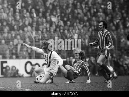 Fußball, Bundesliga, 1972/1973, Borussia Moenchengladbach gegen FC Bayern München 0:3, Boekelberg Stadion, Szene des Spiels, Duell zwischen Henning Jensen (MG) links und Rainer Zobel (FCB), rechts Franz Beckenbauer (FCB) Stockfoto