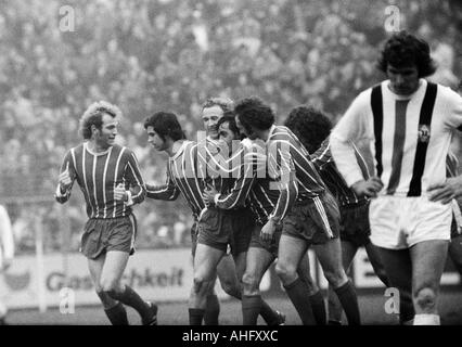 Fußball, Bundesliga, 1972/1973, Borussia Moenchengladbach gegen FC Bayern München 0:3, Boekelberg Stadion, Szene des Spiels, 0:2 Tor nach München, v.l.n.r.: Ulrich Hoeneß (FCB), Gerd Müller (FCB), Bernd Duernberger (FCB), Torschütze Franz Krauthausen () Stockfoto