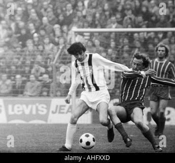 Fußball, Bundesliga, 1972/1973, Borussia Moenchengladbach gegen FC Bayern München 0:3, Boekelberg Stadion, Szene des Spiels, Duell zwischen Christian Kulik (MG) links und Bernd Duernberger (FCB), hinter Ulrich Hoeneß (FCB) Stockfoto