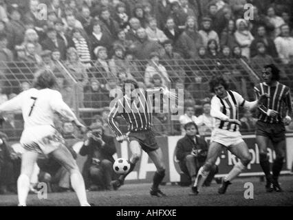 Fußball, Bundesliga, 1972/1973, Borussia Moenchengladbach gegen FC Bayern München 0:3, Boekelberg Stadion, Szene des Spiels, v.l.n.r.: Henning Jensen (MG), Johnny Hansen (FCB), Jupp Heynckes (MG), Franz Krauthausen (FCB) Stockfoto