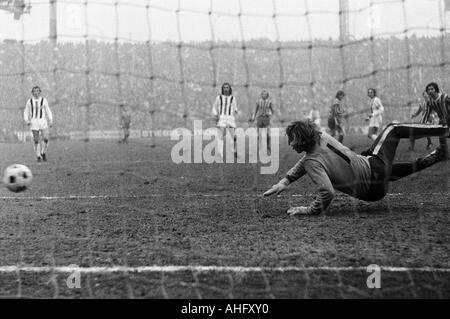 Fußball, Bundesliga, 1972/1973, Borussia Moenchengladbach gegen FC Bayern München 0:3, Boekelberg Stadion, Szene des Spiels, 0:3 Tor nach München mit Rainer Zobel (nicht abgebildet), Torwart Wolfgang Kleff (MG) geschlagen ist, rechts Gerd Müller (FCB) Stockfoto