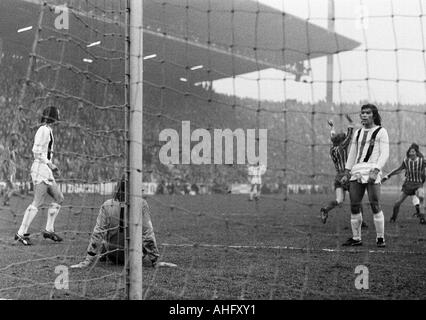 Fußball, Bundesliga, 1972/1973, Borussia Moenchengladbach gegen FC Bayern München 0:3, Boekelberg Stadion, Szene des Spiels, 0:3 Tor nach München mit Rainer Zobel (nicht abgebildet), die Gladbach-Spieler Dietmar Danner (links), Torwart Wolfgang Kleff (hinter t Stockfoto