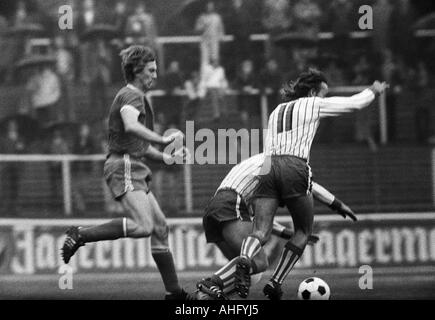 Fußball, Regionalliga West, 1973/1974, Niederrhein-Stadion in Oberhausen, Rot-Weiss Oberhausen vs. Sportfreunde Siegen 3:1, Szene des Spiels, Ditmar Jakobs (RWO) links und zwei Siegen Spieler Stockfoto