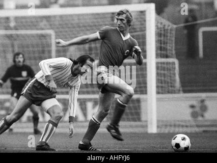 Fußball, Regionalliga West, 1973/1974, Niederrhein-Stadion in Oberhausen, Rot-Weiss Oberhausen vs. Sportfreunde Siegen 3:1, Szene des Spiels, Ditmar Jakobs (RWO) rechts und Guenter Thielmann (Siegen) Stockfoto