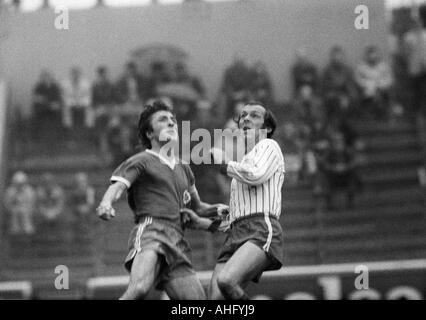 Fußball, Regionalliga West, 1973/1974, Niederrhein-Stadion in Oberhausen, Rot-Weiss Oberhausen vs. Sportfreunde Siegen 3:1, Szene des Spiels, Werner Ohm (RWO) links und Manfred Richter (Siegen) wartet auf den ball Stockfoto