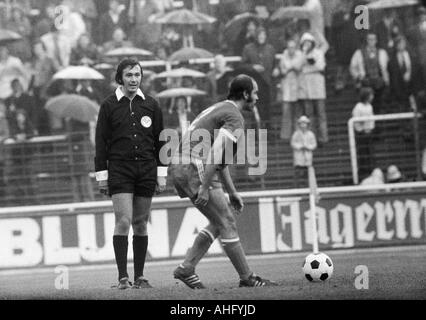 Fußball, Regionalliga West, 1973/1974, Niederrhein-Stadion in Oberhausen, Rot-Weiss Oberhausen gegen Sportfreunde Siegen 3:1, Szene des Spiels, Freistoß nach Oberhausen Hermann Josef Wilbertz (RWO) links Schiedsrichter Wippker aus Schwelm Stockfoto