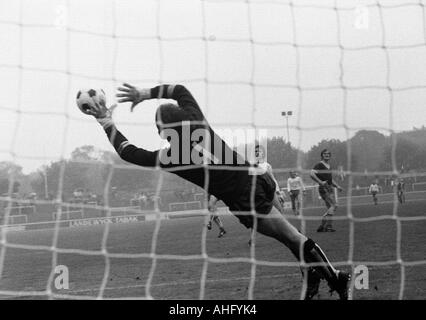 Fußball, Regionalliga West, 1973/1974, Niederrhein-Stadion in Oberhausen, Rot-Weiss Oberhausen vs. Sportfreunde Siegen 3:1, Szene des Spiels, Speichern von Keeper Detlef Behrens (Siegen) auf einen weiträumigen Schuss Stockfoto