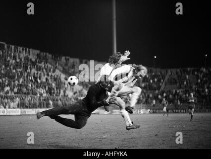 Fußball, Bundesliga, 1973/1974, Borussia Moenchengladbach im Vergleich zu 1. FC Kaiserslautern 2:2, Boekelberg Stadion Schauplatz des Match, Torwart Josef Elting (FCK) links und rechts Bernd Rupp (MG) Stockfoto