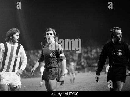 Fußball, Bundesliga, 1973/1974, Borussia Moenchengladbach im Vergleich zu 1. FC Kaiserslautern 2:2, Boekelberg Stadion, Szene des Spiels, v.l.n.r. Horst Koeppel ((MG), Ernst Diehl (FCK), Schiedsrichter Wilfried Haselberger Stockfoto