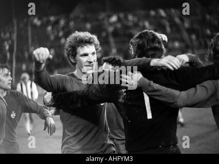 Fußball, Bundesliga, 1973/1974, Borussia Moenchengladbach im Vergleich zu 1. FC Kaiserslautern 2:2, Boekelberg Stadion Fußballspieler erfreuen, v.l.n.r.: Herbert Laumen (FCK), Klaus Toppmöller (FCK), Torwart Josef Elting (FCK) Stockfoto