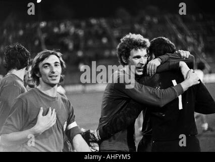 Fußball, Bundesliga, 1973/1974, Borussia Moenchengladbach im Vergleich zu 1. FC Kaiserslautern 2:2, Boekelberg Stadion Fußballspieler erfreuen, v.l.n.r.: Ernst Diehl (FCK), Klaus Toppmöller (FCK), Torwart Josef Elting (FCK) Stockfoto