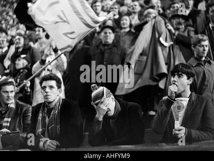 Fußball, European Cup Winners Cup, Achter Finale, Hinspiel, 1973/1974, Borussia Moenchengladbach gegen Glasgow Rangers 3:0, Boekelberg Stadion in Mönchengladbach, enttäuscht Glasgow Fußballfans am Ziel 1:0 Gladbach von Jupp Heynckes (nicht Pict Stockfoto