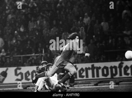 Fußball, Bundesliga, 1973/1974, FC Schalke 04 vs. 1. FC Köln 2:2, Park-Stadion in Gelsenkirchen, Szene des Spiels, Duell zwischen Klaus Fischer (S04) Recht und Wolfgang Weber (Köln) Stockfoto