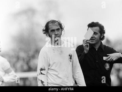 Fußball, Regionalliga West, 1973/1974, Niederrhein-Stadion in Oberhausen, Rot-Weiss Oberhausen gegen Bayer 05 Uerdingen 2:0, Szene des Spiels, Schiedsrichter Gerd Hennig aus Duisburg gelb-Karten Hermann Josef Wilbertz (RWO) Stockfoto