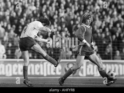 Fußball, Regionalliga West, 1973/1974, Niederrhein-Stadion in Oberhausen, Rot-Weiss Oberhausen gegen Bayer 05 Uerdingen 2:0, Szene des Spiels, eine Oberhausen Spieler Schüsse aufs Tor, rechts Josef Schneiders (Bayer) Stockfoto