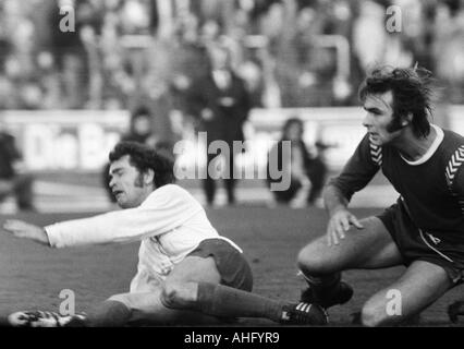 Fußball, Regionalliga West, 1973/1974, Niederrhein-Stadion in Oberhausen, Rot-Weiss Oberhausen gegen Bayer 05 Uerdingen 2:0, Szene des Spiels, Duell zwischen Rudi Neufeld (RWO) links und Edmund Stieber (Bayer) Stockfoto