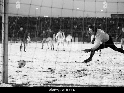 Fußball, DFB-Pokal, Achter Finale, 1973/1974, Borussia Moenchengladbach gegen Hamburger SV 2:2 nach Verlängerung, Boekelberg Stadion in Mönchengladbach, Spiel auf dem Schnee Boden, Szene des Spiels, Keeper Rudolf Kargus (HSV) im Glück Stockfoto