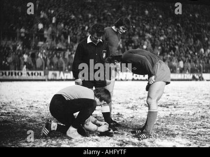 Fußball, DFB-Pokal, achte Finale, 1973/1974, Borussia Moenchengladbach gegen Hamburger SV 2:2 nach Verlängerung, Boekelberg Stadion in Mönchengladbach, Spiel auf dem Schnee Boden, Szene der Partie, Timeout, Keeper Rudolf Kargus (HSV) hockt und seine Reparaturen Stockfoto