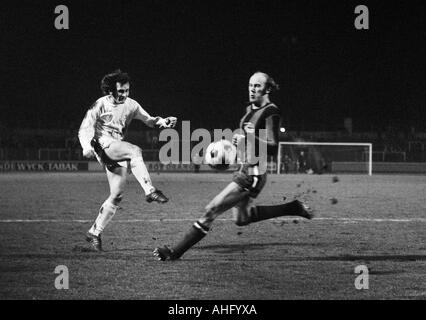 Fußball, Regionalliga West, 1973/1974, Niederrhein-Stadion in Oberhausen, Rot-Weiss Oberhausen gegen SpVgg Erkenschwick 3:0, Szene des Spiels, Rudi Neufeld (RWO) linken Schüsse aufs Tor, rechts Horst Koschmieder (SpVgg) Stockfoto