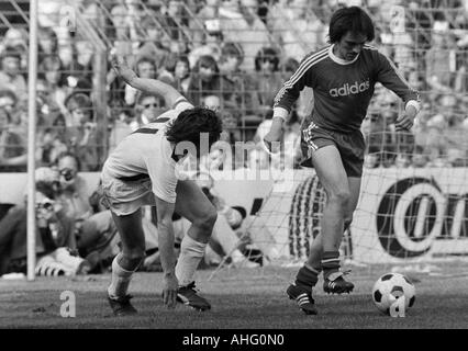 Fußball, Bundesliga, 1973/1974, Borussia Moenchengladbach gegen FC Bayern München 5:0, Boekelberg Stadion, Szene des Spiels, Duell zwischen Jupp Heynckes (MG) links und Jupp Kapellmann (FCB) Stockfoto