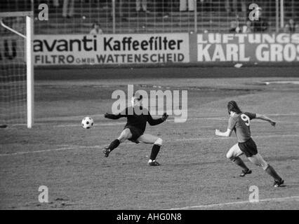 Fußball, Regionalliga 1973/1974, Förderung Spiel zur Bundesliga 1974/1975, SG Wattenscheid 09 gegen 1. FC Nürnberg 1:2, Lohrheide-Stadion in Bochum-Wattenscheid, Szene des Spiels, 0:2 Tor zu Nürnberg von Peter Geyer (9) nach eine Solo run, Halter H Stockfoto