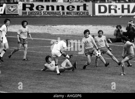 Fußball, Regionalliga 1973/1974, Förderung Spiel zur Bundesliga 1974/1975, SG Wattenscheid 09 gegen Eintracht Braunschweig 0:0, Lohrheide-Stadion in Bochum-Wattenscheid, Eintracht Braunschweig war der erste deutsche Fußballverein, der das Hemd implementiert Stockfoto