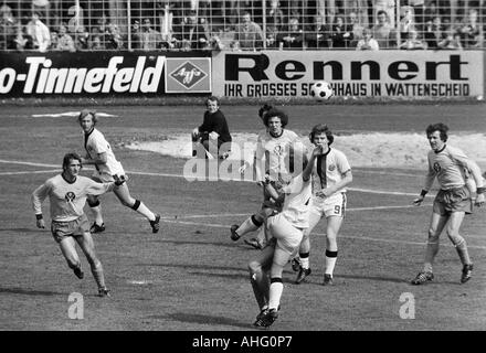 Fußball, Regionalliga 1973/1974, Förderung Spiel zur Bundesliga 1974/1975, SG Wattenscheid 09 gegen Eintracht Braunschweig 0:0, Lohrheide-Stadion in Bochum-Wattenscheid, Eintracht Braunschweig war der erste deutsche Fußballverein, der das Hemd implementiert Stockfoto