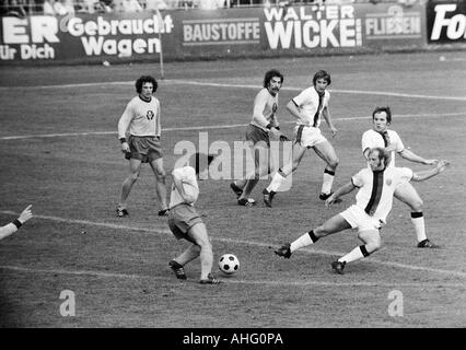 Fußball, Regionalliga 1973/1974, Förderung Spiel zur Bundesliga 1974/1975, SG Wattenscheid 09 gegen Eintracht Braunschweig 0:0, Lohrheide-Stadion in Bochum-Wattenscheid, Eintracht Braunschweig war der erste deutsche Fußballverein, der das Hemd implementiert Stockfoto