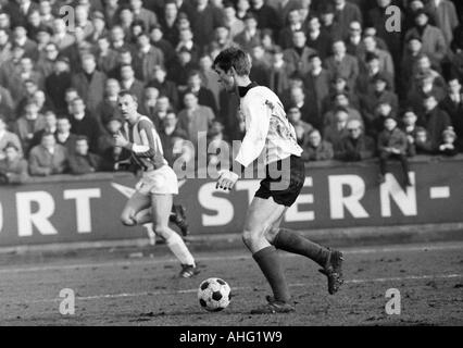 Fußball, Regionalliga West, 1966/1967, ETB Schwarz Weiss Essen gegen Arminia Bielefeld 2:0, Stadion bin Uhlenkrug in Essen, Szene des Spiels, Hans Walitza (ETB) in Ballbesitz, hinter Klaus Koeller (Bielefeld) Stockfoto