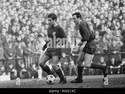 Fußball, Bundesliga, 1966/1967, Boekelberg Stadion in Mönchengladbach, Borussia Moenchengladbach gegen FC Bayern München 1:2, Szene des Spiels, Dieter Koulmann (FCB) links und Rainer Ohlhauser (München) Stockfoto