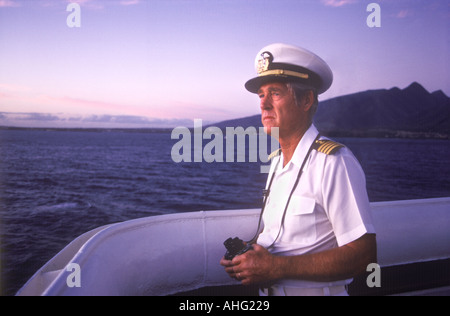 Kapitän des Schiffs auf Boot Brücke in der Morgendämmerung mit Fernglas, Hawaii, USA Stockfoto