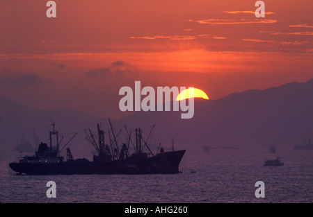 Versand bei Sonnenuntergang, Hong Kong China Hongkong Stockfoto