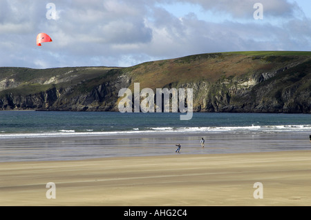 Drachensteigen am Strand von Newgale Pembrokeshire Stockfoto