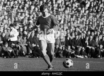 Fußball, DFB-Pokal-Viertelfinale 1966/1967, Stadion Glueckaufkampfbahn in Gelsenkirchen, Schalke 04 gegen Bayern München 2:3, Szene des Spiels, Guenther Herrmann (Schalke) in Ballbesitz Stockfoto