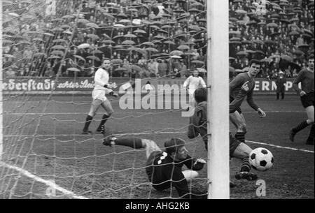 Fußball, Regionalliga West, 1966/1967, ETB Schwarz Weiss Essen vs. Bayer Leverkusen 3:0, Stadion bin Uhlenkrug in Essen, Szene des Spiels, Speichern von Keeper Dieter Friedmann (Bayer), links hinter Manfred Kaufmann (ETB), 2.f.r Leo Wilden (Bayer) Stockfoto