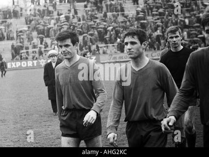 Fußball, Regionalliga West, 1966/1967, ETB Schwarz Weiss Essen vs. Bayer Leverkusen 3:0, Stadion bin Uhlenkrug in Essen, Fußballspieler verlassen das Spielfeld, v.l.n.r.: Leo Wilden (Bayer), Dieter Fern (Bayer), Keeper Dieter Friedmann (Bayer) Stockfoto