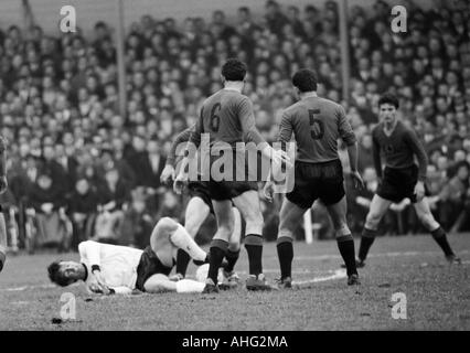 Fußball, Europameisterschaft 1968, Vorrunde, Gruppe 4, Stadion Rote Erde in Dortmund, 1967, Deutschland gegen Albanien 6:0, Szene des Spiels, ein BRD-Spieler auf Grund Stockfoto
