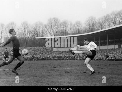 Fußball, Europameisterschaft 1968, Vorrunde, Gruppe 4, Stadion Rote Erde in Dortmund, 1967, Deutschland gegen Albanien 6:0, Szene des Spiels, volley Ziel Schuss von Hennes Loehr (BRD) rechts Stockfoto