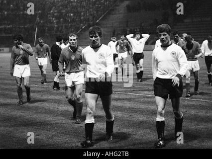 Fußball, internationale Junior übereinstimmen, 1967, Boekelberg Stadion in Mönchengladbach, Deutschland gegen CSSR 3:1, Fußballspieler, voran die deutschen Spieler Jupp Heynckes (Mitte) und Herbert Wimmer (rechts) Stockfoto