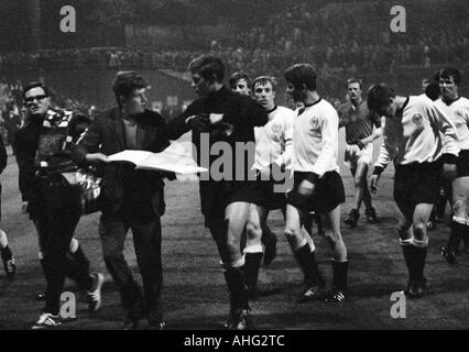 Fußball-Spieler, fragt ein jungen Fußballfan Keeper Volker Danner (Mitte) für ein Autogramm, die restlichen deutschen Spieler v.l.n.r. Guenter Netzer, Herbert Wimmer, ein Spieler mit gesenkten Kopf, Jupp Heynckes Stockfoto