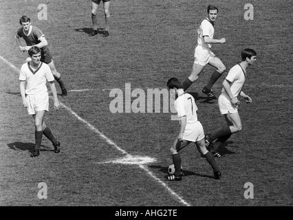 Fußball, Regionalliga West, 1966/1967, TSV Marl-Hüls gegen ETB Schwarz Weiss Essen 2:1, Jahn-Stadion in Marl, Kick-off der Essener Team, v.l.n.r.: Heinz Jürgen Kinker (Marl), Manfred Nieswandt (ETB), Ulrich Braun (ETB), Manfred Kaufmann (ETB), Hans Wa Stockfoto