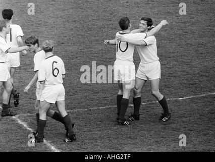 Fußball, Regionalliga West, 1966/1967, Jahn-Stadion in Marl, TSV Marl-Hüls gegen ETB Schwarz Weiss Essen 2:1, Szene des Spiels, Freude Fußball-Spieler bei der 0:1 Tor, Essen, v.l.n.r. Günter Leufgen, Gerd Kohl, Manfred Nieswandt, Hermann Brede Stockfoto