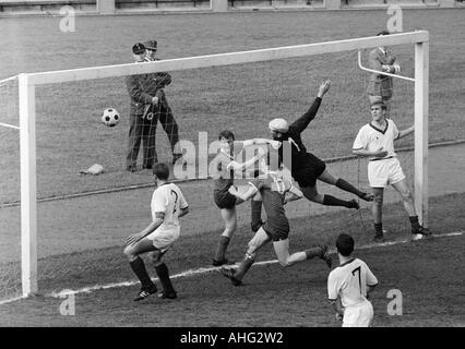 Fußball, Regionalliga West, 1966/1967, Jahn-Stadion in Marl, TSV Marl-Hüls gegen ETB Schwarz Weiss Essen 2:1, Szene des Spiels, v.l.n.r. Karlheinz Mozin (ETB), Heinz Jürgen Kinker (Marl), Gerd Linka (Marl), Keeper Hermann Merchel (ETB), Ulrich Braun Stockfoto