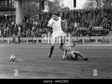 Fußball, Regionalliga West, 1966/1967, Jahn-Stadion in Marl, TSV Marl-Hüls gegen ETB Schwarz Weiss Essen 2:1, Szene des Spiels, Duell zwischen Hans Huelsmann (ETB, links) und Gerd Linka (Marl) Stockfoto