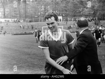 Fußball, Regionalliga West, 1966/1967, Jahn-Stadion in Marl, TSV Marl-Hüls gegen ETB Schwarz Weiss Essen 2:1, Szene des Spiels, verließ Gerd Spangenberg (Marl) erfreuen, richtige Vorsitzender Otto Schwanke (Marl) Stockfoto