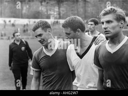 Fußball, Regionalliga West, 1966/1967, Jahn-Stadion in Marl, TSV Marl-Hüls gegen ETB Schwarz Weiss Essen 2:1, Szene des Spiels, Fußballspieler verlassen das Spielfeld, v.l.n.r.: Horst Pilkewicz (Marl), Karlheinz Mozin (ETB), Hans Huelsmann (ETB), Helmut L Stockfoto