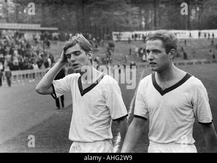 Fußball, Regionalliga West, 1966/1967, Jahn-Stadion in Marl, TSV Marl-Hüls gegen ETB Schwarz Weiss Essen 2:1, Fußballspieler verlassen das Spielfeld verließ Manfred Nieswandt (ETB), rechts Manfred Kaufmann (ETB) Stockfoto