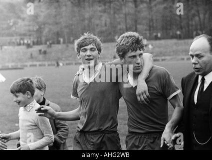 Fußball, Regionalliga West, 1966/1967, Jahn-Stadion in Marl, TSV Marl-Hüls gegen ETB Schwarz Weiss Essen 2:1, Fußball Spieler verlassen das Spielfeld, auf dem Spielplatz, Günter Gerigk (Marl), Herbert Luetkebohmert (Marl), v.l.n.r.: junge Fußball-fans den Vorsitz Stockfoto