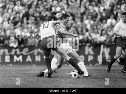 Fußball, Bundesliga, 1966/1967, Stadion an der Hafenstraße in Essen, Rot-Weiss Essen gegen TSV 1860 München 2:2, Szene des Spiels, Duell zwischen Heinz-Dieter Hasebrink (Essen, 10) und Rudolf Zeiser (1860), rechts Willi "Ente" Lippens (Essen) Stockfoto