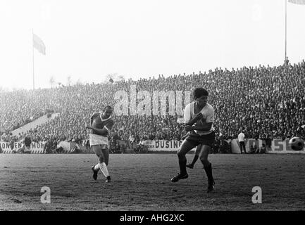 Fußball, Bundesliga, 1966/1967, Stadion an der Hafenstraße in Essen, Rot-Weiss Essen gegen TSV 1860 München 2:2, Szene des Spiels, Torschuss von Peter Grosser (1860, links), rechts Hans Dörre-Heinig (RWE) Stockfoto